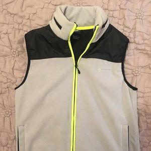 Men’s Nike sleeveless lightweight vest
